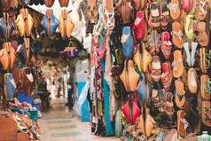 在马的户外市场的摩洛哥皮革用品袋和拖鞋