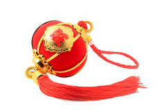 红色球形灯笼为中国新年的装饰在白色隔离。中文字意味着财富.