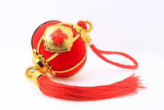 红色球形灯笼为中国新年装饰白色背景。中文字意味着财富.