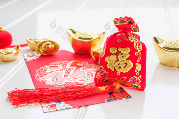 中国新年, 昂战俘红色毛毡织品袋子与金子锭 a
