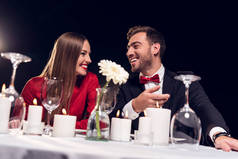 美丽情侣花时间在餐厅浪漫约会