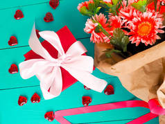 情人节的概念, 装饰为情人日, 心, 礼物和鲜花。复制空间