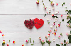 情人节背景与粉红色的玫瑰花和手工心夫妇在白色的质朴的木材