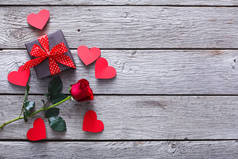 情人节背景, 手工的心, 玫瑰和木材上的礼物