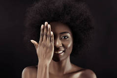 微笑的非洲裔美国妇女用手遮住眼睛的黑色