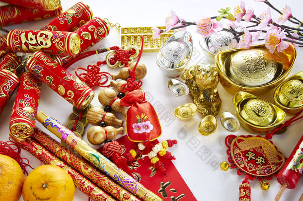 梅花红色的信封和红色的布袋, 中国恋物癖 (外国信息意味着祝福) 红纸, 中国新年装饰