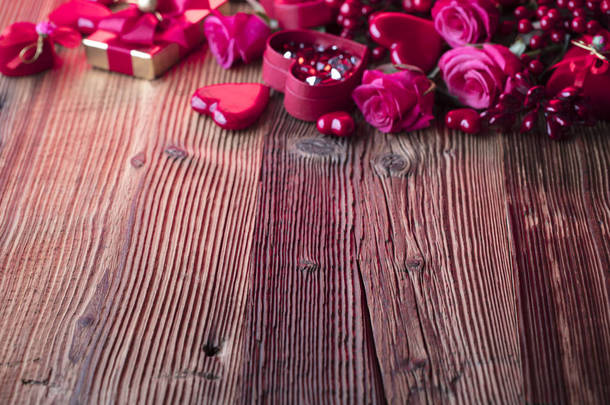 情人节背景。心, 玫瑰, 礼物和浪漫的装饰在质朴的木桌上。排版位置.