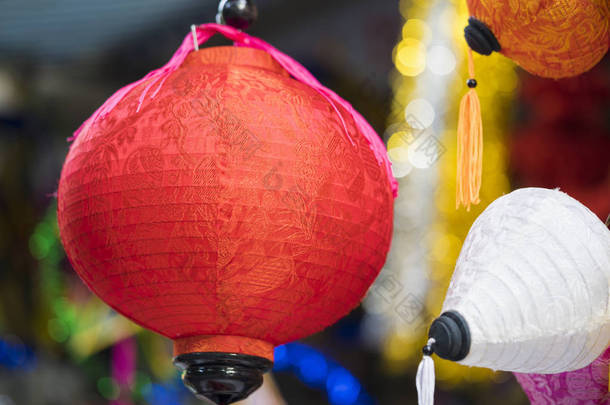 在杭马街出售的纸灯笼。在越南<strong>中秋</strong>节前的街道是拥挤的<strong>儿童</strong>谁收到玩具, 水果和月饼作为礼物