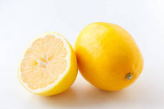 柠檬切成两半。整个柠檬和一半的柠檬在白色的背景.