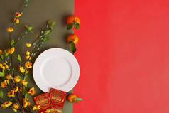 空盘子, 杏枝和幸运信封在桌上的祝福题词