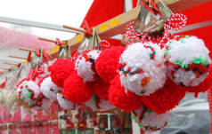 红色和白色 martenitsi 在户外市场上为 martenici 在街道上。Martenitsa 或 martenitza 是在3月1日作为健康和繁荣的象征。用于健康的红色和白色线程.