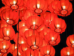  红色灯笼在黑暗中, 日本或中国灯笼. 