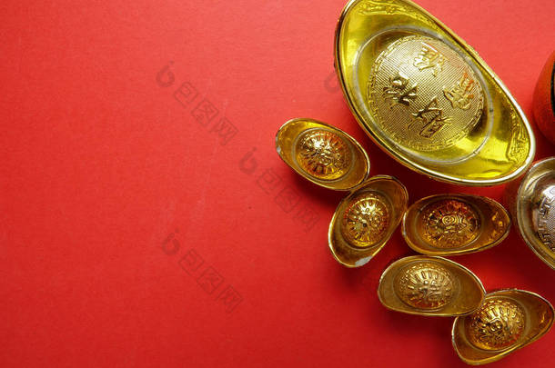 金锭为农历新年喜庆装饰品在红色背景。汉字<strong>意味</strong>着运气, 财富和繁荣, 如图所示.