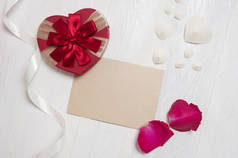 样机的信与礼物的形式的心脏和花瓣的玫瑰。情人节贺卡与你的文本的地方。平躺, 顶部查看照片模拟