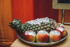 水果套装: 桌上的菠萝和苹果
