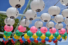韩国一座山上挂着五颜六色的灯笼。Pic 被采取