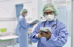 医生在工作制服医生的照片在急诊室咨询病人的情况.