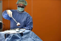 手术室里的团队外科医生。手术室的手术灯。为开刀手术做准备.那位外科医生正在给病人做手术.