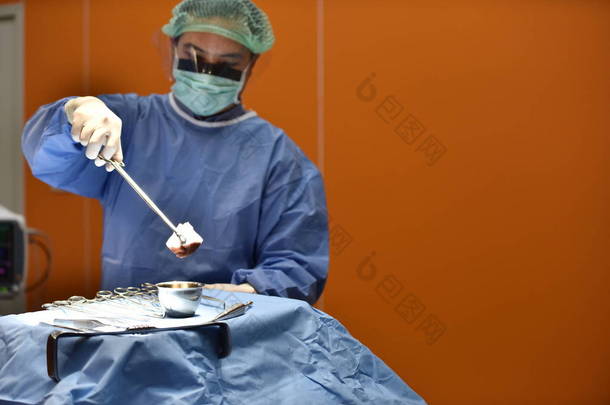 手术室里的团队外科医生。手术室的手术灯。为开刀手术做准备.那位外科医生正在给病人做手术.