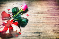 情人节的概念, 装饰的心, 粉红色的玫瑰和礼物。贺卡