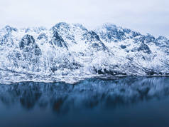 罗弗敦群岛, Nordland, 挪威, 海湾, 公路和山脉, 从无人机拍摄的空中冬季景观