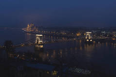 在大雾的夜晚, 布达佩斯历史名城的夜景。议会、圣斯蒂芬大教堂和横跨多瑙河的链桥