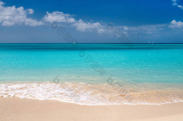 在加勒比安提瓜岛上，长有白沙、碧绿海水和蓝天的伊甸园热带海滩