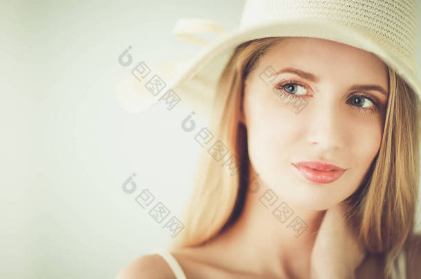 在帽子里，孤立的白色背景上的美女模特的画像