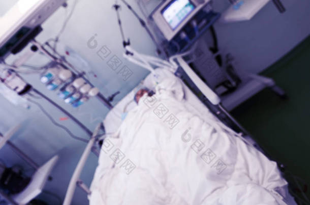 Icu 病房内部有<strong>病人躺在床上</strong>, 背景不集中.
