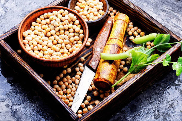 鹰嘴豆-烹调传统的中东菜<strong>菜肴</strong>。健康食品