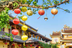 Phap 宝庙区风中绿树枝上的传统黄红丝灯笼.