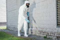 建筑墙面喷洒杀虫剂的害虫防治工作者