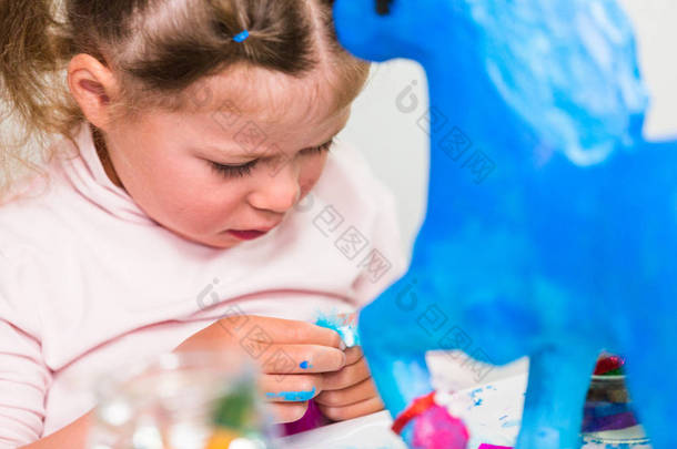 小女孩装饰彩绘蓝色纸纸浆独角兽.