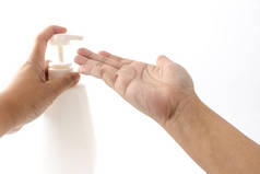 妇女手使用的液体从泵瓶隔离的白色背景