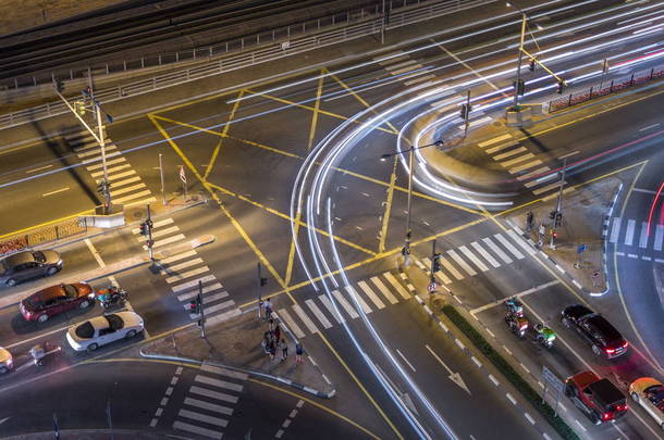 在一个大城市的夜晚 timelapse 的道路交叉路口的鸟瞰图。阿联酋迪拜滨海区城市景观与汽车和电车线路.