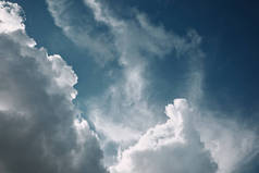 蓝色多云天空背景的全帧图像