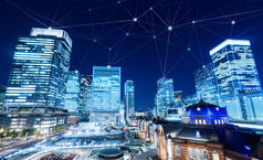 信息、通信、连接技术的商业理念-全景现代城市天际鸟瞰鸟瞰在剧烈的辉光和美丽的深蓝色的天空下的夜视