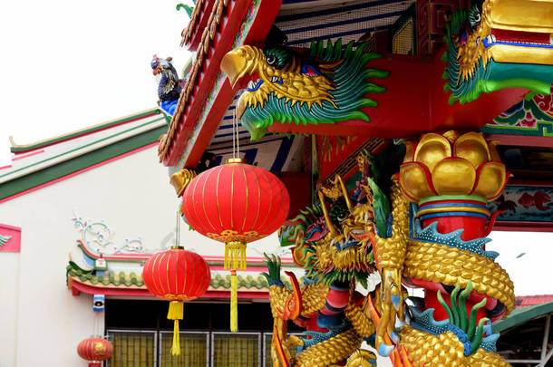 在泰国的圣龙雕像和其他可敬的中国艺术雕像.