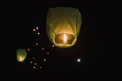泰国灯笼在夜里被扔进空中