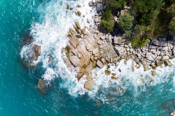 泰国普吉岛热带海景风景区空中鸟瞰无人机拍摄岩石上的波浪<strong>撞击</strong>