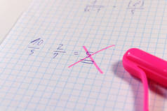 一个数学例子和老师发现了一些错误。他用粉红色的钢笔来检查这个结果。考试时间
