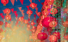 农历新年灯笼在唐人街。文字意味着幸福和良好的健康