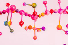心脏形状的原子的闭合颜色正在滴水。心脏形态分子的构建