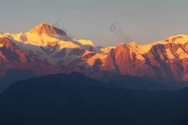 黄昏红色的日落全景<strong>布尔</strong>纳雪山范围, <strong>布尔</strong>纳2和 4 Iv, 尼泊尔喜马拉雅山山脉