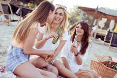 夏季, 节假日, 旅游, 饮料和人的概念-一群微笑的朋友在海滩上的啤酒瓶无比.