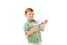 微笑的小男孩玩玩具飞机孤立的白色背景