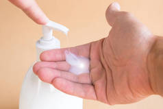 液体肥皂瓶和压在饮水机上, 肥皂在手掌上。洗手