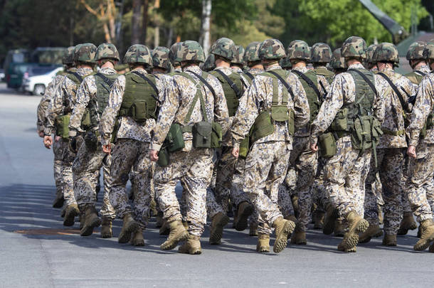 军事人员在<strong>阅兵</strong>或军事演习期间