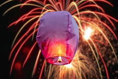 气球火飞行灯笼, 热气球灯笼飞行高度在天空.