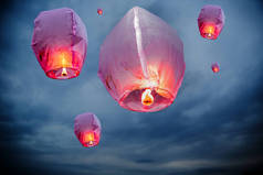 气球火飞行灯笼, 热气球灯笼飞行高度在天空.